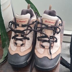 Columbia Mens Size 9 Tan and Black Sneakers